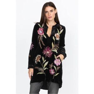 JOHNNY WAS MERIAH RELAXED
TRAPUNTO TUNIC Long Sleeve Floral Black
Top Size Small